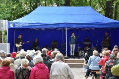 Liisi Koikson Poolamäe pargis