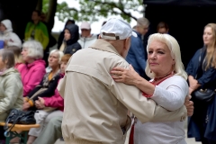 Liisi Koikson Poolamäe pargis