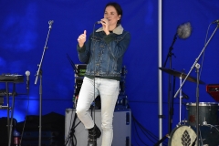 Liisi Koikson Poolamäe pargis