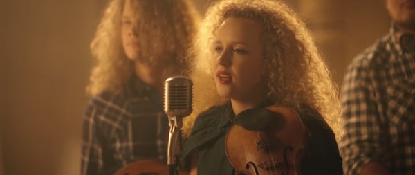 Kaader Curly Stringsi videost "Kättemaks"