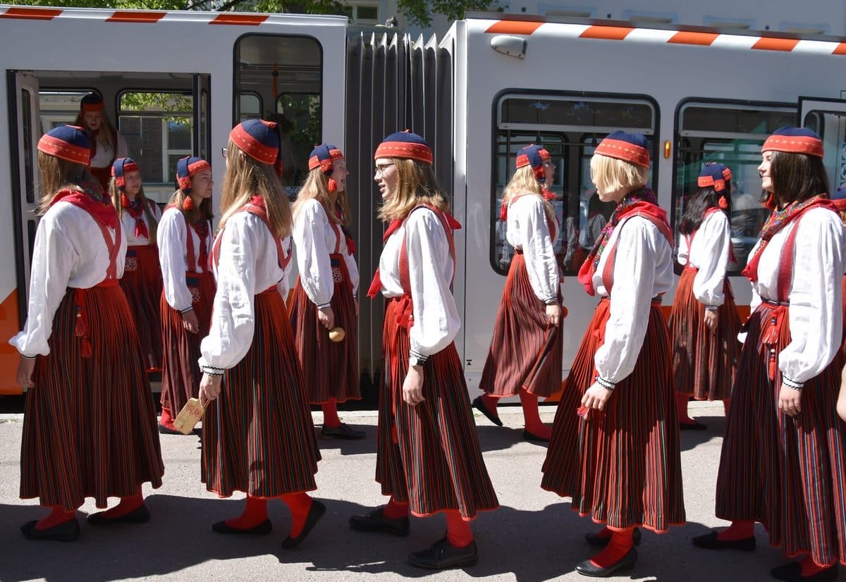 📸 FOTOD: TÜTARLASTEKOOR ELLERHEIN SAI NIMELISE TRAMMI