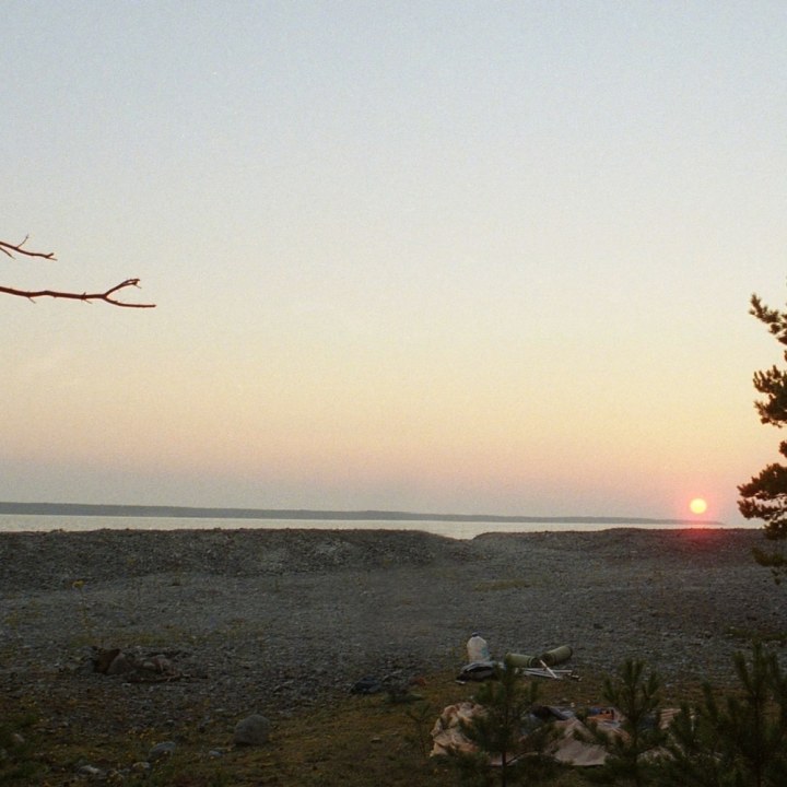KOLLEKTIIV N!NA OOTAB KEVADET LOOGA “SUN IN YOUR HANDS”