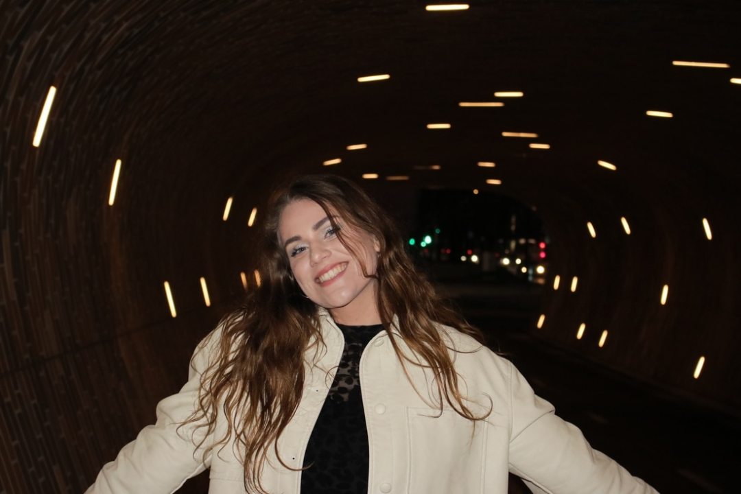 KUULA | YONNA EHK JOHANNA EENDRA SINGEL “I CAN’T STOP THINKING ‘BOUT YOU” KUTSUB OMA TUJUKÜLLASE JA MURETU FIILINGUGA ARMASTUSES RISKI PEALE VÄLJA MINEMA