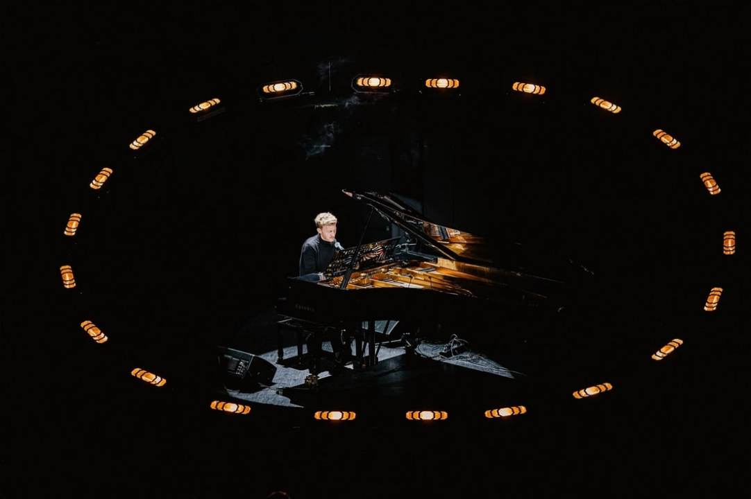 📸 GALERII | EWERT SUNDJA ESINES MAAGILISE KONTSERDIGA KUMU AUDITOORIUMIS TÄISSAALILE