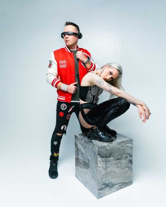 CITYFLASH & LAURA-LY ÜLLATAVAD HITTLOO “MA ARMASTAN LUUSERIT” UUSVERSIOONIGA
