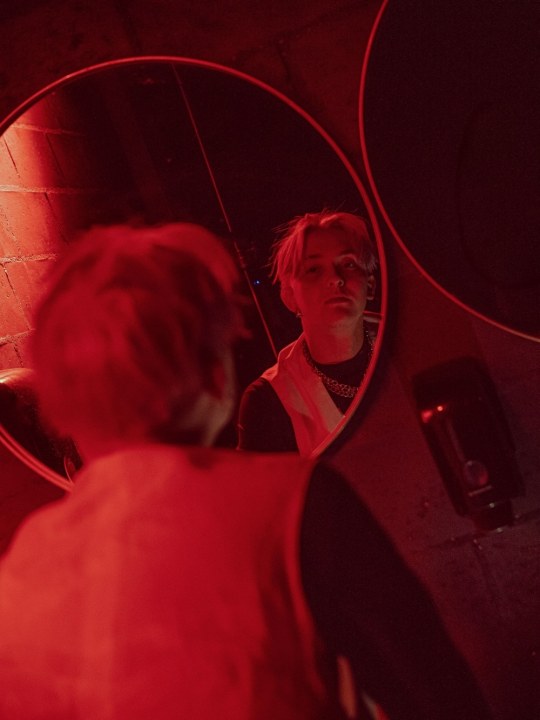 KRIIS AVALDAS VIDEOSINGLI “FAKE ID”