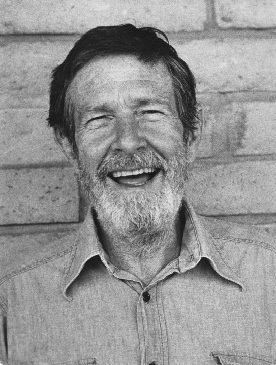 PÜHAPÄEVAL KÕLAB ESTONIA KONTSERDISAALIS JOHN CAGE’I PERFORMATIIVNE JA EKSPERIMENTAALNE ELEKTRONMUUSIKA