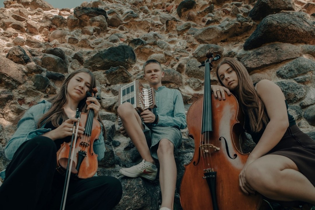 VILJANDI PÄRIMUSMUUSIKA FESTIVALI NOORIM BÄND TRIUKA AVALDAS OMA ESIMESE EP “HÕBEPURJED”