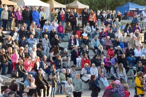 Kontserdi publik Õismäe tiigi kaldal amfiteatris (foto: MuusikaPlaneet)