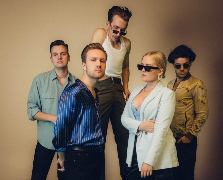 SILKY STEPS TEGI ARCTIC MONKEYSE SINGLIST “I WANNA BE YOURS” OMAPOOLSED VERSIOONID