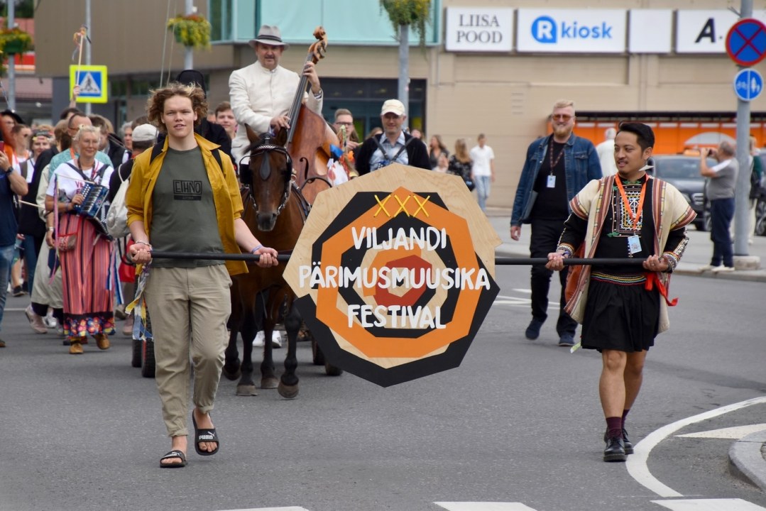 VILJANDI PÄRIMUSMUUSIKA FESTIVAL AVALIKUSTAS JÄRGMISE SUVE PEO TEEMA NING KUTSUB KUNSTNIKKE KUJUNDUSKONKURSILE