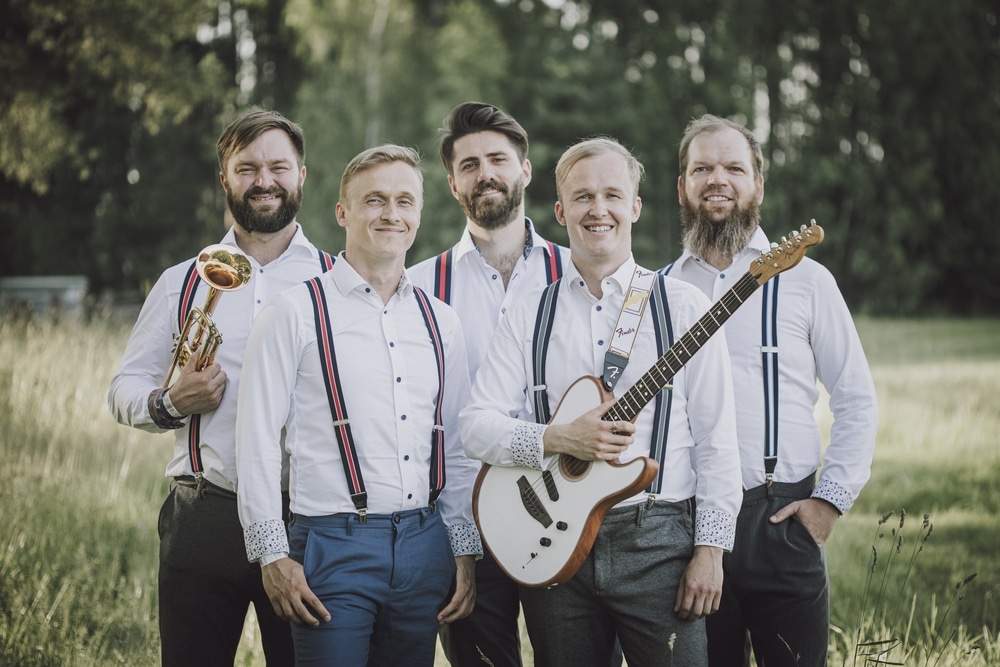 ANSAMBEL KRUUV AVALDAS UUE LAULU “OIGE JA VASEMBA”