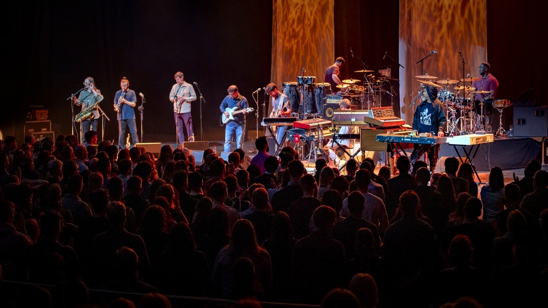 📸 FOTOD | JAZZKAARE PEAESINEJA SNARKY PUPPY ANDIS TALLINNAS KONTSERDI TÄISMAJALE