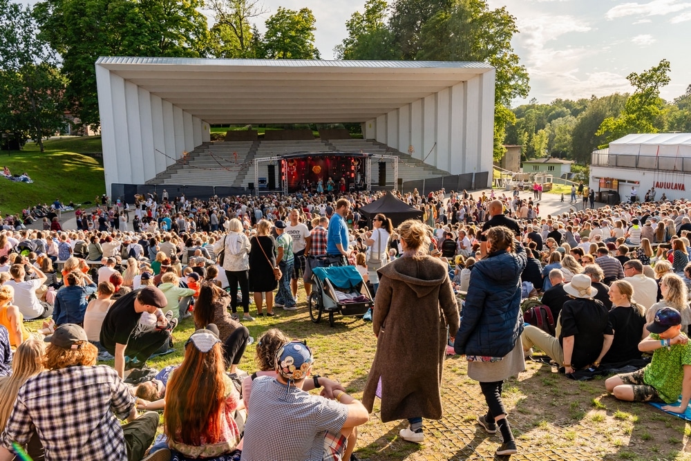 VILJANDI PÄRIMUSMUUSIKA FESTIVAL AVALIKUSTAS PÕHIPROGRAMMI ESINEJAD JA LAIENDAS MELU VANALINNA SÜDAMESSE