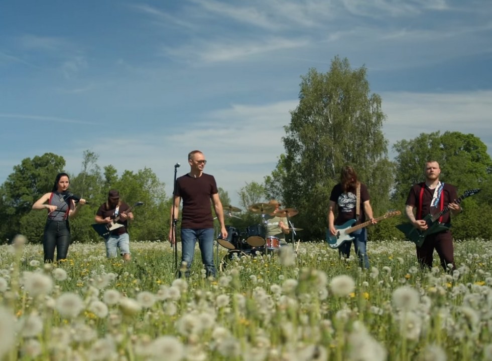 ANSAMBEL JÄÄV NÄHTUS ANDIS VÕIDUPÜHA EEL VÄLJA VIDEOSINGLI “SEE ON SEE MAA”