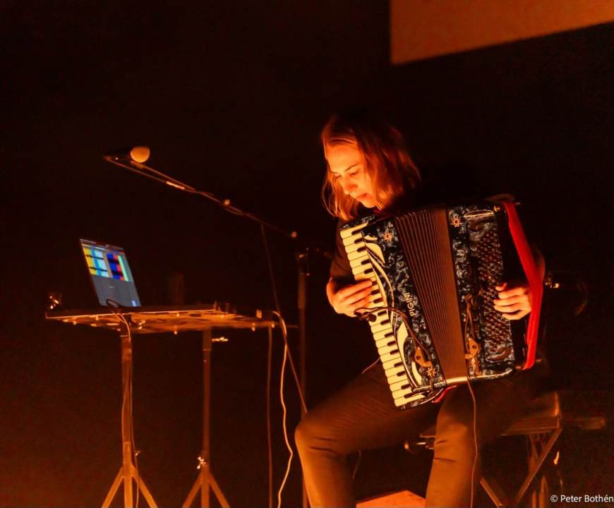 📷 FOTOD | EESTI MAAILMAMUUSIKA KAARDIL: TUULIKKI BARTOSIK ESINDAS EESTIT WOMEX-IL MANCHESTERIS