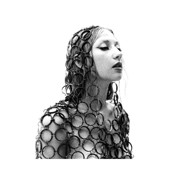INGA ESITLEB OMA VÄRSKET ALBUMIT AINULAADSE KONTSERTLAVASTUSEGA, KUS ELEKTROONILINE MUUSIKA KOHTUB KLASSIKALISE MUUSIKAGA, BALLAAD REIVIGA JA ÖÖ PÄEVAGA