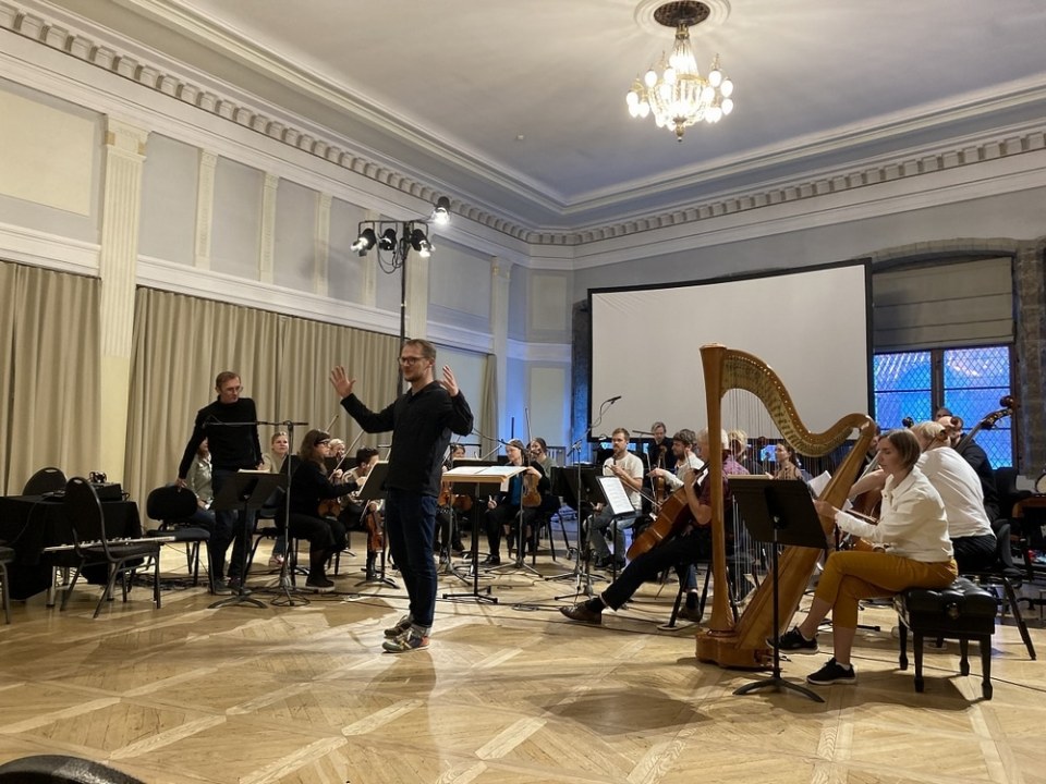 HELENA TULVE VÄRSKEIM TEOS ON PÜHENDATUD KAIJA SAARIAHO MÄLESTUSELE