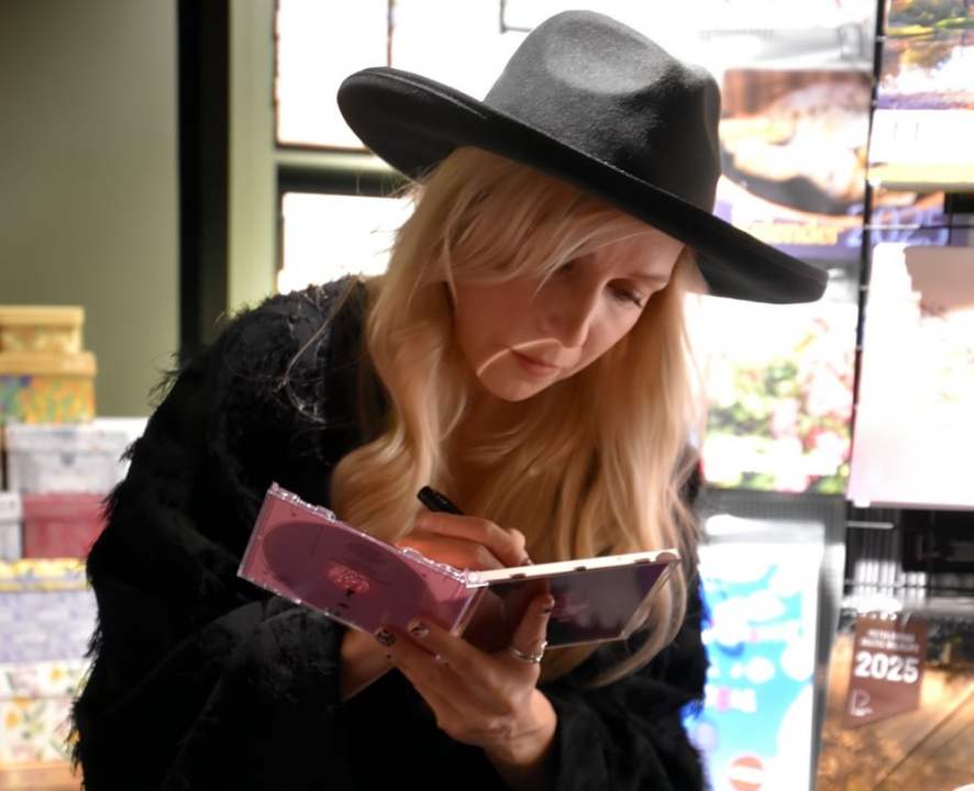 LENNA AVALDAS VIDEOSINGLI “KUMMALISEST KUMMALISEM”