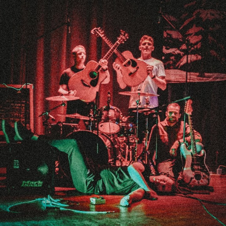 NOORTEBÄND ROOS AND THE KANGAROOS ANDIS 18. APRILLIL VÄLJA OMA DEBÜÜTALBUMI