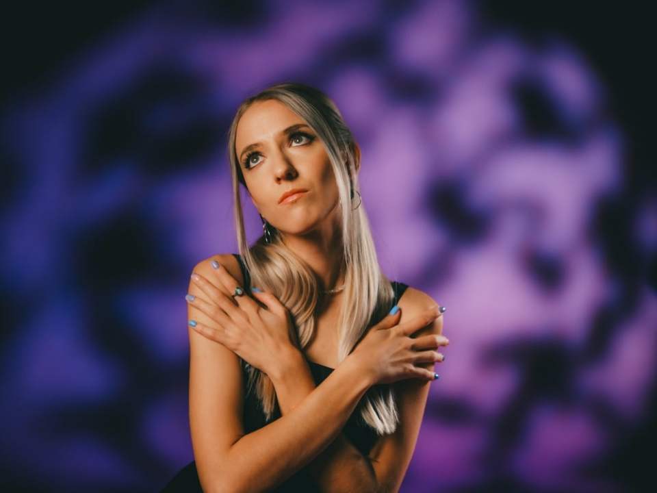 “KÕHKLUSED” ON JOHANNA KRISTINA DEBÜÜT-LÜHIALBUM, KUS KOHTUVAD POPI SÄRA, KANTRI EMOTSIONAALSUS JA INDIE SÜGAVUS