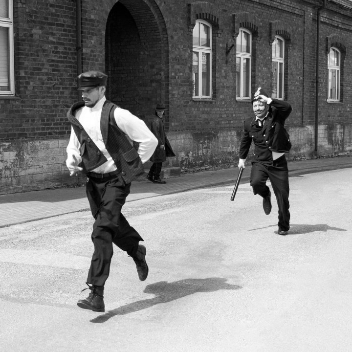 RÄPPARID KIROT JA KOZINAK VÄNTASID UUELE LOOLE “BRADA” TUMMFILMI