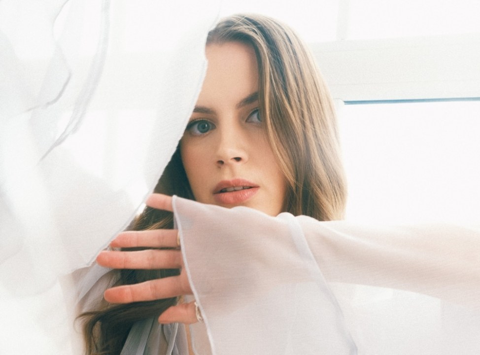 KARMEN TELVIK VAATAB VÄRSKE SINGLIGA “SHINE THROUGH” SUVELE IGATSEVA PILGUGA JÄRELE