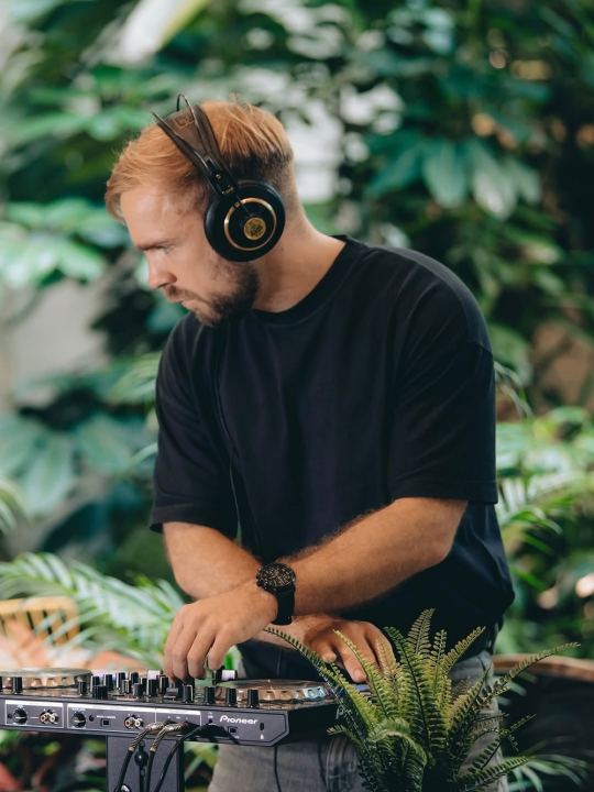 CARLOZ AVALDAS OMA ESIMESE VIDEO-DJ SETTIDE SEERIA “TINY DANCE FLOORS”