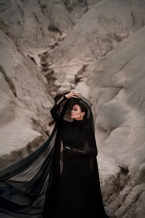 ARTIST ERIKA AVALDAS UUE SINGLI “SHADOWS”, MIS TOOB KUULAJANI LOO, KUS VALU JA JÕUD SULANDUVAD FILMILIKU ATMOSFÄÄRIGA