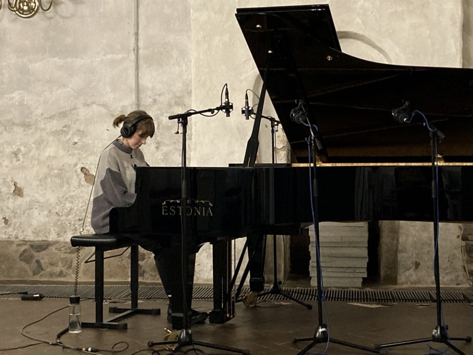 PIANIST MIRKUUR AVALDAS AMBIENTSE INSTRUMENTAALSINGLI, MIS VÕETI LINTI VILJANDI JAANI KIRIKUS