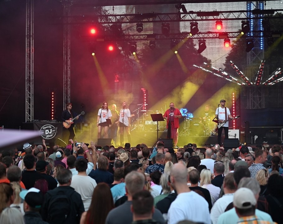 SINGER VINGER TÄHISTAB 40. SÜNNIPÄEVA KONTSERTIDEGA TARTUS JA TALLINNAS