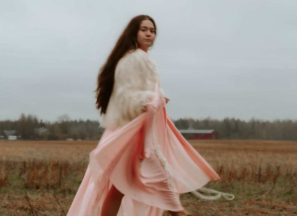 PAULIINE AVALDAS DEBÜÜTSINGLI “GATES”