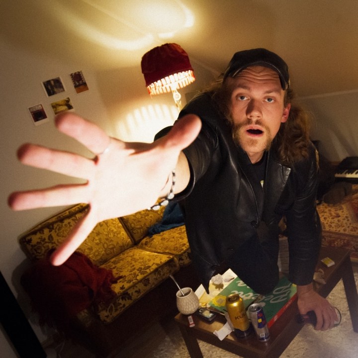 ERIK ER ANDIS VÄLJA DEBÜÜTALBUMI “VEEL!”