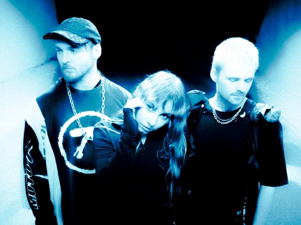 NIGHT TAPES ANNAB VAHETULT PÄRAST EESTI MUUSIKAAUHINDU TALLINNAS UNPLUGGED KONTSERDI