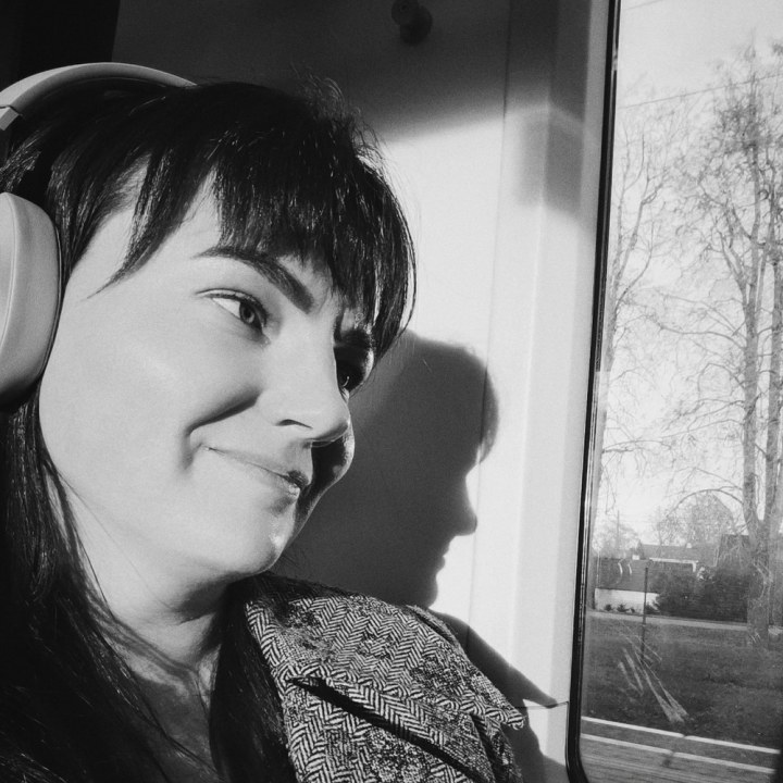 SAUNALAVAL SÜNDINUD LOOMING: KÄTLIN LAINOLA NAASIS PÄRAST 15-AASTAST PAUSI MUUSIKASSE HINGESTATUD BALLAADIGA “TIIVAD”