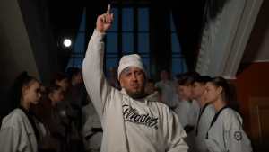 Kuvatõmmis videost "TÄHTEDE POOLE"