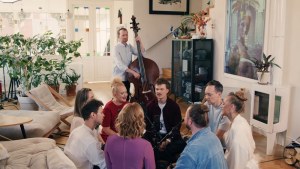 Kuvatõmmis videost "Let Me Hold You"