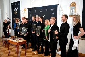 Auhinnagala Kuldne Plaat 2026 laureaadid, konferansjee Lauri Hermann ja Miss Raplamaa 2025 võitja Heleri Pajuväli (foto: MuusikaPlaneet)