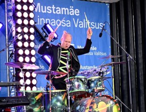 Siim Koppel hullutas Tallinna päeval Männipargi publikut (foto: MuusikaPlaneet)