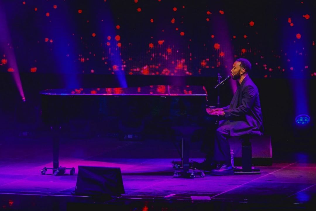 📸 GALERII | HÕBEHÄÄLNE JOHN LEGEND ANDIS TARTUS LIIGUTAVA KONTSERDI