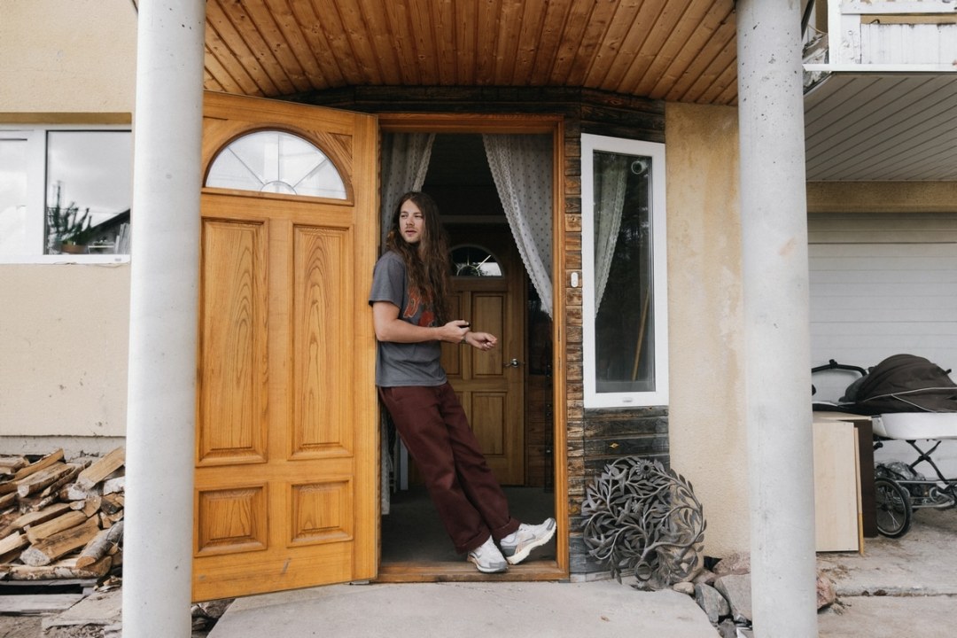 DANIEL LEVI AVALDAS TARTU LAPSEPÕLVEKODUST INSPIREERITUD ALBUMI “HOME AWAY FROM HOME” JA KUULUTAS VÄLJA ESITLUSKONTSERDID