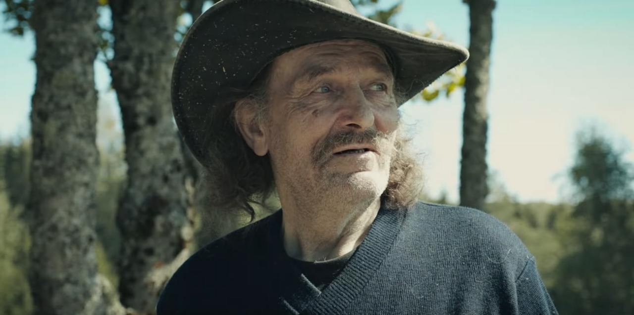 DOKUMENTAALFILMI “TORN” PEATEGELANE KALJU ASTUB ÜLES SÕPRUSE PUIESTEE UUES MUUSIKAVIDEOS