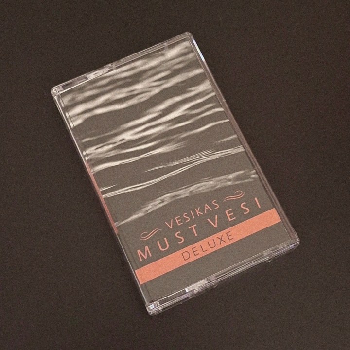 VESIKAS ANDIS VÄLJA KASSETI “MUST VESI [DELUXE]”