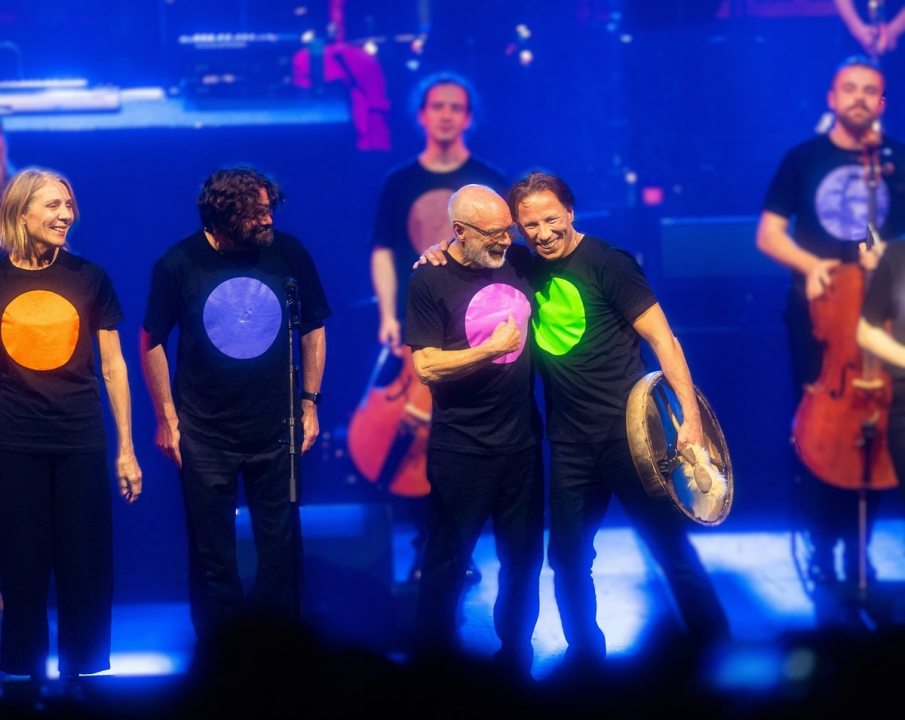 BRIAN ENO JA KRISTJAN JÄRVI “SHIPS”: LONDONI KONTSERDIVIDEOS SÜNNIB ORKESTRATSIOON LAVAL
